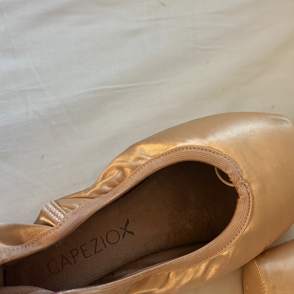 Pointe shoes - Picture 2 of 4
